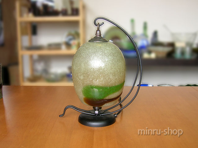 ふわり気球のような琉球ガラスのランプ